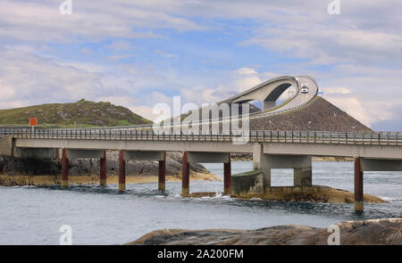 Homecar Weitergabe Storseisundet Brücke, Atlantic Road in Norwegen Stockfoto