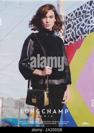 Plakat werbung Longchamp Fashion House mit Alexa Chung in Papier Magazin von 2015 Jahr, Werbung, kreative Longchamp Anzeige von 2010 s Stockfoto