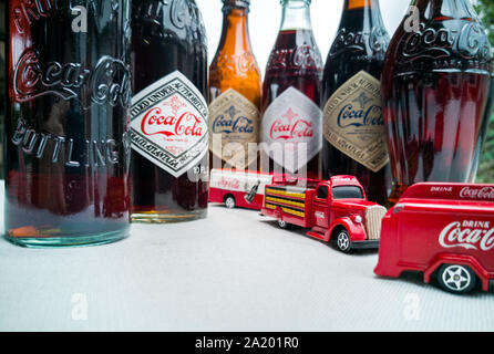 Ein vintage Foto des alten Lkw und Flaschen Stockfoto