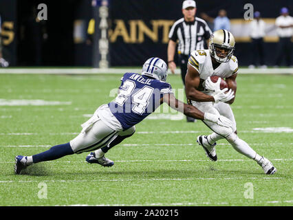 New Orleans, LA, USA. 29 Sep, 2019. New Orleans Saints wide receiver Michael Thomas (13) ist durch Dallas Cowboy's Defensive zurück Chidobe Awuzie (24) Während der NFL Spiel zwischen den New Orleans Saints und die Dallas Cowboys bei der Mercedes Benz Superdome in New Orleans, LA in Angriff genommen. Jonathan Mailhes/CSM/Alamy leben Nachrichten Stockfoto