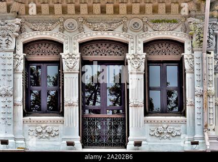 Vorderansicht des Äußeren der traditionellen Straße chinesischen Vintage Shop Haus mit antik braun Fensterläden aus Holz und weißen Fassade in Kampong Glam Singapur Stockfoto