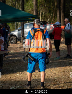 Camp Berg, Brisbane, Queensland, Australien - Sept 15 2019: Offizielle Veranstaltung Fotograf wandern und die Kamera bereit Fotos bei t zu schießen Stockfoto