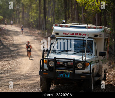 Camp Berg, Brisbane, Queensland, Australien - Sept 15 2019: Medizinische Antwort Fahrzeug an der Strecke als Konkurrenten laufen hinter Auf der Bush Trail in der Au Stockfoto