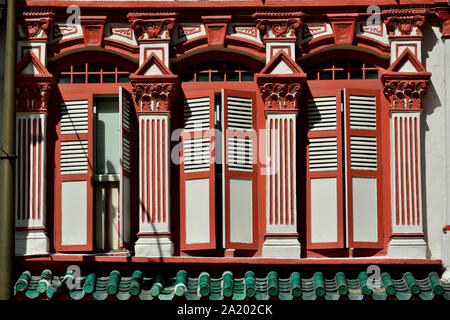 Traditionelle Singapur shop Haus mit roten Fenstern, roten und weißen antiken Fensterläden und Äußeren im historischen Duxton, Singapur verzierten Stockfoto
