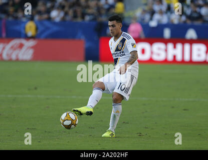 Los Angeles, Kalifornien, USA. 29 Sep, 2019. LA Galaxy, Cristian Pavon (10) Kick den Ball während der 2019 Major League Soccer (MLS) Übereinstimmung zwischen LA Galaxy und Vancouver Whitecaps in Carson, Kalifornien, Sept. 29, 2019. Credit: Ringo Chiu/ZUMA Draht/Alamy leben Nachrichten Stockfoto