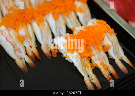 Japanische Küche Sushi Roll mit tobiko Ei ist orange (fliegende Fische roe) auf Garnelen Garnelen im Restaurant Sushi Menü japanische Küche Frische ingredien Stockfoto
