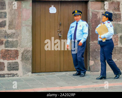 Quito, Ecuador, 29. September 2019: Polizei bewacht die Altstadt von Quito, Ecuador. Stockfoto