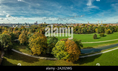 Herbstfarben im Englischen Garten in München, schönen Herbst in einem Park. Stockfoto