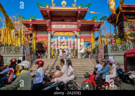 Jui Tui Tempel in Phuket Stadt, Thailand, für das vegetarische Festival dekoriert mit einer Vielzahl von religiösen Fahnen Stockfoto