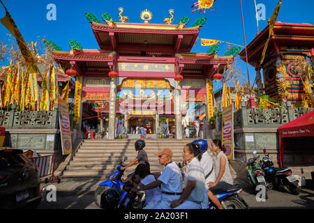 Jui Tui Tempel in Phuket Stadt, Thailand, für das vegetarische Festival dekoriert mit einer Vielzahl von religiösen Fahnen Stockfoto