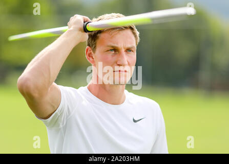 Jena, Deutschland. 13 Sep, 2019. Die deutsche Speerwerferin Thomas Röhler steht mit seinem Speer auf dem Trainingsplatz. Der 1,92 grosse Jenenser gewann olympisches Gold im Speerwerfen in Rio im Jahr 2016. In der Stellungnahme des Deutschen Olympischen javelin Champion, top Athleten müssen viel mehr direkt profitieren von den Milliarden an Einnahmen des IOC. (Dpa Birne werfen Olympiasieger Röhler: Am Ende nichts kommt an alle") Kredite: Jan Woitas/dpa-Zentralbild/dpa/Alamy leben Nachrichten Stockfoto