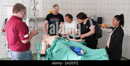 26. September 2019, Sachsen-Anhalt, Halle: eine Gruppe von Schülern aus Hessen stehen im Lehrkrankenhaus der Medizinischen Fakultät der Martin-Luther-Universität Halle-Wittenberg. Auf dem Satz der frühen Abend-Serie "In aller Freundschaft - Krankenschwestern" (In aller Freundschaft - die Krankenschwestern) in Halle, die sie sich selber über Berufe informiert. Die Exkursion ist eine Berufsberatung der besonderen Art, erklärte die Sprecherin der Agentur für Arbeit Korbach, Cornelia Harberg (dpa junge Leute an der Krankenhaus-Serie über die Pflege informieren). Foto: Peter Endig/dpa- Stockfoto