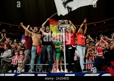 Madrid, Spanien. 28 Sep, 2019. Fans von Atletico de Madrid skandieren Parolen während der Liga Match zwischen Atletico de Madrid und Real Madrid an Wanda Metropolitano Stadion in Madrid. Endstand: Atletico de Madrid 0:0 Real Madrid. Credit: SOPA Images Limited/Alamy leben Nachrichten Stockfoto