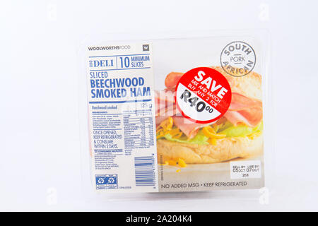 Alberton, Südafrika - ein Paket von Woolworths Essen in Scheiben Buchenholz geräucherten Schinken auf einem weißen Hintergrund Bild mit Kopie Raum isoliert Stockfoto