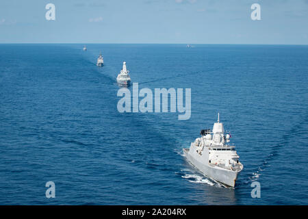 190928-N-QD 512-1290 ATLANTIK (Sept. 28, 2019) Die Königlich Niederländische Marine De 7 Provinciën-Klasse Fregatte HNLMS De Ruyter (F 804), Royal Navy gewagt - class air-defense Zerstörer HMS Dragon (D35), geführte-missile Cruiser USS Vella Golf (CG72) guided missile Destroyer USS-Stout (DDG55) und USS Truxtun (DDG103), Transit den Atlantik Ozean während ein Foto Übung mit dem Flugzeugträger USS Dwight D. Eisenhower auf die massgeschneiderte Ausbildung an Land Verfügbarkeit (Tsta) und abschließende Bewertung Problem (FEP) als Teil des grundlegenden Phase der optimierten Flotte Response Plan abzuschließen. (U.S. Marine ph Stockfoto