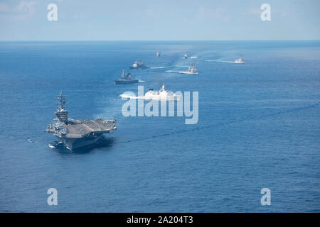 190928-N-QD 512-1684 ATLANTIK (Sept. 28, 2019) Die Flugzeugträger USS Dwight D. Eisenhower (CVN 69), geführte Anti-raketen-Kreuzer USS San Jacinto (CG56) und USS Vella Golf (CG72) guided missile Destroyer USS-Stout (DDG55), USS Truxtun (DDG103) und USS James E. Williams (DDG95), Royal Navy gewagt - class air-defense Zerstörer HMS Dragon (D35), und die Königlich Niederländische Marine De 7 Provinciën-Klasse Fregatte HNLMS De Ruyter (F804) transit der Atlantik mit Flugzeugen aus Carrier Air Wing (Cvw) 3 Während ein Foto der Ausübung der maßgeschneiderten Ausbildung an Land Verfügbarkeit (Tsta) und abschließende E zu schließen Stockfoto