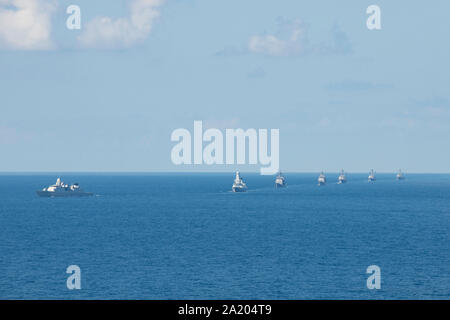 190928-N-QD 512-1492 ATLANTIK (Sept. 28, 2019) Die Königlich Niederländische Marine De 7 Provinciën-Klasse Fregatte HNLMS De Ruyter (F804), der Royal Navy gewagt - class air-defense Zerstörer HMS Dragon (D35), geführte Anti-raketen-Kreuzer USS San Jacinto (CG56) und USS Vella Golf (CG72) und geführte - Flugzerstörer USS Stout (DDG55), USS Truxtun (DDG103) und USS James E. Williams (DDG95), Transit den Atlantik während ein Foto Übung mit dem Flugzeugträger USS Dwight D. Eisenhower (CVN 69) zu schließen, die massgeschneiderte Ausbildung an Land Verfügbarkeit (Tsta) und abschließende Bewertung Problem (FEP) als Teil Stockfoto