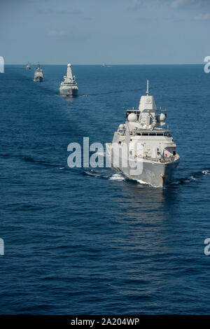 190928-N-YZ 751-1368 ATLANTIK (Sept. 28, 2019) Königlich Niederländische Marine De 7 Provinciën-Klasse Fregatte HNLMS De Ruyter (F804) und Royal Navy gewagt - class air-defense Zerstörer HMS Dragon Transit der Atlantik mit Schiffen zu Carrier Strike Group (CSG) 10 zugewiesen und Flugzeuge zugeordnet Carrier Air Wing (Cvw) 3 Während ein Foto Übung für die massgeschneiderte Ausbildung an Land Verfügbarkeit (Tsta) und abschließende Bewertung Problem (FEP) als Teil des grundlegenden Phase der optimierten Flotte Response Plan abzuschließen. (U.S. Marine Foto von Mass Communication Specialist 1. Klasse Tony D. Curtis) Stockfoto