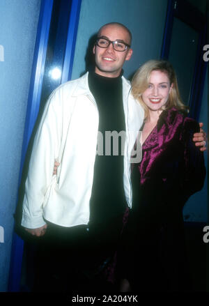 Hollywood, Kalifornien, USA, 11. Januar 1995 Schauspieler Billy Zane und Frau Schauspielerin Lisa Collins teilnehmen "Geschichten aus der Gruft: Demon Knight Hollywood Premiere am 11. Januar 1995 im Hollywood Galaxy Theatre in Hollywood, Kalifornien, USA. Foto von Barry King/Alamy Stock Foto Stockfoto