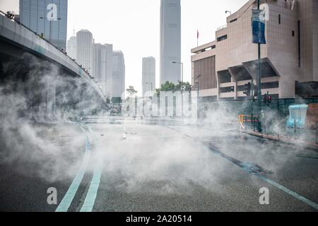 Hongkong, China. 29 Sep, 2019. Wolken von Tränengas von Hong Kong gegen Demonstranten abgefeuert während der Demonstration. Demonstranten an einer globalen Anti-Totalitarianism März in Hongkong - Demonstrationen in Hongkong Markieren eines der schlimmsten Tage der Gewalt in 4 Monaten der Unruhe. Credit: SOPA Images Limited/Alamy leben Nachrichten Stockfoto