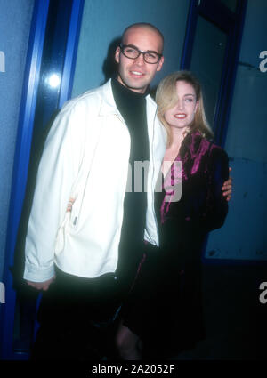 Hollywood, Kalifornien, USA, 11. Januar 1995 Schauspieler Billy Zane und Frau Schauspielerin Lisa Collins teilnehmen "Geschichten aus der Gruft: Demon Knight Hollywood Premiere am 11. Januar 1995 im Hollywood Galaxy Theatre in Hollywood, Kalifornien, USA. Foto von Barry King/Alamy Stock Foto Stockfoto