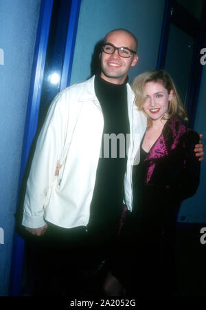 Hollywood, Kalifornien, USA, 11. Januar 1995 Schauspieler Billy Zane und Frau Schauspielerin Lisa Collins teilnehmen "Geschichten aus der Gruft: Demon Knight Hollywood Premiere am 11. Januar 1995 im Hollywood Galaxy Theatre in Hollywood, Kalifornien, USA. Foto von Barry King/Alamy Stock Foto Stockfoto