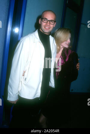 Hollywood, Kalifornien, USA, 11. Januar 1995 Schauspieler Billy Zane und Frau Schauspielerin Lisa Collins teilnehmen "Geschichten aus der Gruft: Demon Knight Hollywood Premiere am 11. Januar 1995 im Hollywood Galaxy Theatre in Hollywood, Kalifornien, USA. Foto von Barry King/Alamy Stock Foto Stockfoto