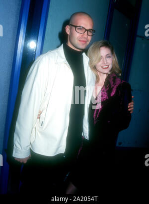 Hollywood, Kalifornien, USA, 11. Januar 1995 Schauspieler Billy Zane und Frau Schauspielerin Lisa Collins teilnehmen "Geschichten aus der Gruft: Demon Knight Hollywood Premiere am 11. Januar 1995 im Hollywood Galaxy Theatre in Hollywood, Kalifornien, USA. Foto von Barry King/Alamy Stock Foto Stockfoto