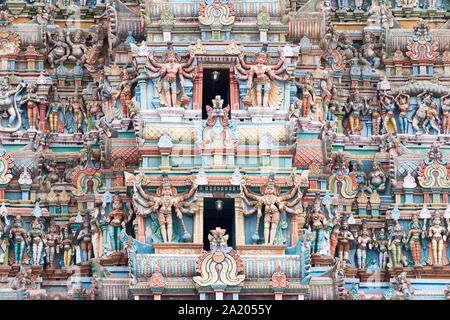 Hunderte von gottheit Figuren schmücken die alten Meenakshi Tempel in Madurai, Tamil Nadu, Indien Stockfoto