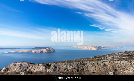 An der dalmatinischen Küste in Kroatien sind ein paar isolierte Inseln unter einem blauen Himmel Stockfoto