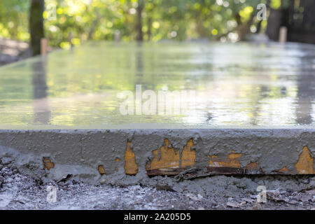 Bild von Beton gießt auf einer Schalung Fußboden auf einer Baustelle Stockfoto