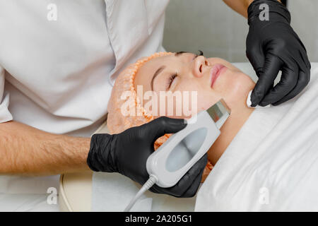 Frau, Ultraschall, kavitation Gesicht Behandlung im Spa Salon. Haut Peeling Verfahren Stockfoto