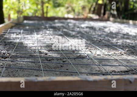 Bild von Beton gießt auf einer Schalung Fußboden auf einer Baustelle Stockfoto