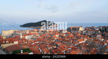 Einen Panoramablick auf einem Dorf in der Adria Küste Kroatiens von der Stadtmauer von Dubrovnik Stockfoto