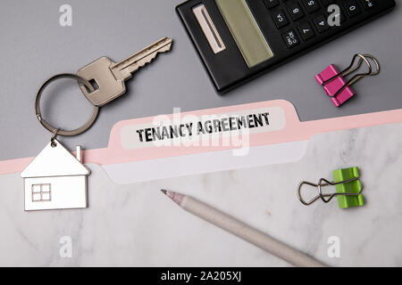 Mietvertrag. Datei Ordner, Schreibwaren und Home Tasten Stockfoto