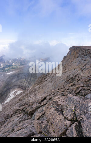 Dramatische Klippe an der Oberseite des Longs Peak Stockfoto