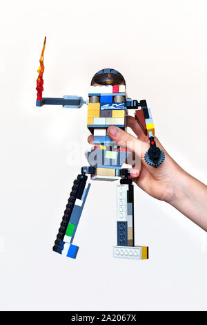 Junge Holding sein Lego Roboter Erstellung Stockfoto