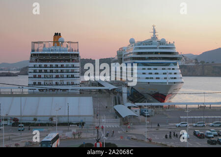 Ibiza, Spanien - May 03, 2019: Kreuzfahrtschiffe im Hafen festmachen in Abend Stockfoto