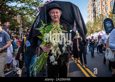 Brooklyn, Vereinigte Staaten. 29 Sep, 2019. Aussterben Rebellion Park Slope hält einen Stil von New Orleans Beerdigung Prozessionen mit Musikern und pallbearers Särge tragen Sie die Länge der Atlantic Antic Street Fair in Brooklyn, New York am Sonntag, den 29. September 2019. (Foto von Gabriele Holtermann-Gorden/Pacific Press) Quelle: Pacific Press Agency/Alamy leben Nachrichten Stockfoto