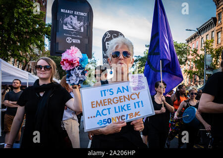 Brooklyn, Vereinigte Staaten. 29 Sep, 2019. Aussterben Rebellion Park Slope hält einen Stil von New Orleans Beerdigung Prozessionen mit Musikern und pallbearers Särge tragen Sie die Länge der Atlantic Antic Street Fair in Brooklyn, New York am Sonntag, den 29. September 2019. (Foto von Gabriele Holtermann-Gorden/Pacific Press) Quelle: Pacific Press Agency/Alamy leben Nachrichten Stockfoto