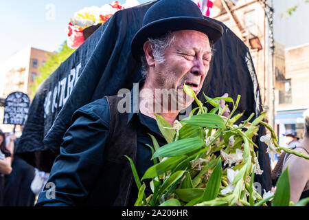 Brooklyn, Vereinigte Staaten. 29 Sep, 2019. Aussterben Rebellion Park Slope hält einen Stil von New Orleans Beerdigung Prozessionen mit Musikern und pallbearers Särge tragen Sie die Länge der Atlantic Antic Street Fair in Brooklyn, New York am Sonntag, den 29. September 2019. (Foto von Gabriele Holtermann-Gorden/Pacific Press) Quelle: Pacific Press Agency/Alamy leben Nachrichten Stockfoto