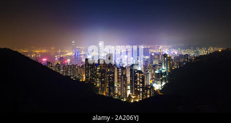 Ansicht von oben, atemberaubenden Blick auf die beleuchtete Skyline von Hongkong bei einem schönen Sonnenuntergang. Bild vom Victoria Peak. Stockfoto