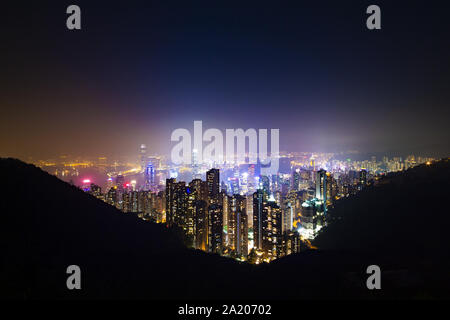 Ansicht von oben, atemberaubenden Blick auf die beleuchtete Skyline von Hongkong bei einem schönen Sonnenuntergang. Bild vom Victoria Peak. Stockfoto