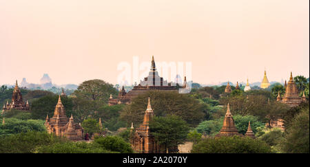 Atemberaubende Aussicht auf die schöne Bagan antike Stadt (ehemals Heidnischen) während des Sonnenuntergangs. Die Bagan archäologische Zone ist ein Hauptanziehungspunkt in Myanmar. Stockfoto
