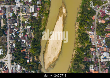 Ansicht von oben, atemberaubenden Blick auf die wunderschöne Stadt Luang Prabang mit dem Mekong durch fließende. Stockfoto