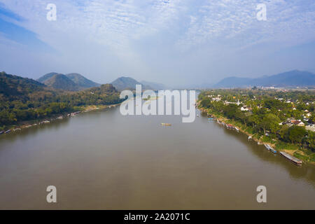 Ansicht von oben, atemberaubenden Blick auf die wunderschöne Stadt Luang Prabang mit dem Mekong durch fließende. Stockfoto