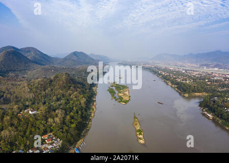 Ansicht von oben, atemberaubenden Blick auf die wunderschöne Stadt Luang Prabang mit dem Mekong durch fließende. Stockfoto