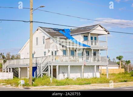 Blaue Plane hängt vom Dach eines Hauses durch den Hurrikan Michael im Jahr 2018 beschädigt, Sept. 27, 2019, in Mexiko Strand, Florida. Stockfoto