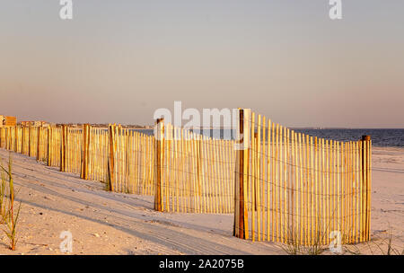 Die Sonne auf den neu errichteten hölzernen Strand Fechten, Sept. 27, 2019, in Mexiko Strand, Florida. Der Fechtsport hilft Erosion verringern. Stockfoto