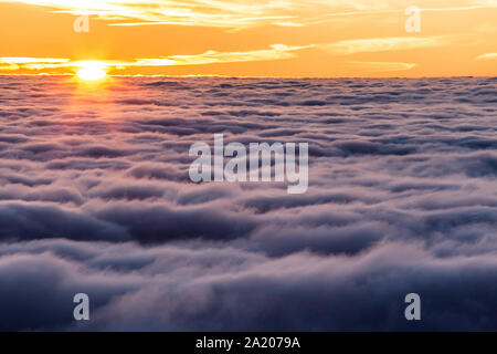 Schönen Sonnenuntergang über einem Tal mit Nebel gefüllt Stockfoto